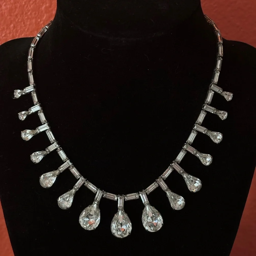 Elegant Silver Teardrop Necklace - Picture 1 of 3